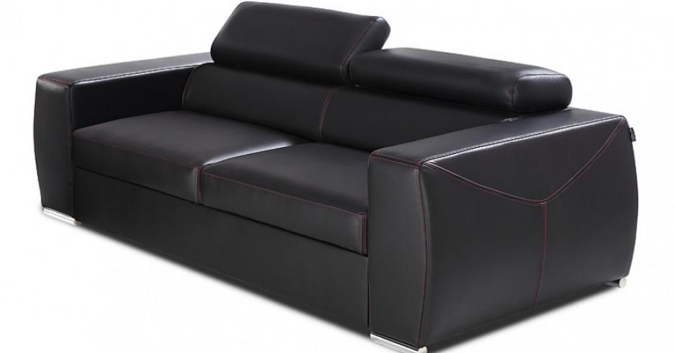 Eleganckie przeszycia podkreślają styl kolekcji.