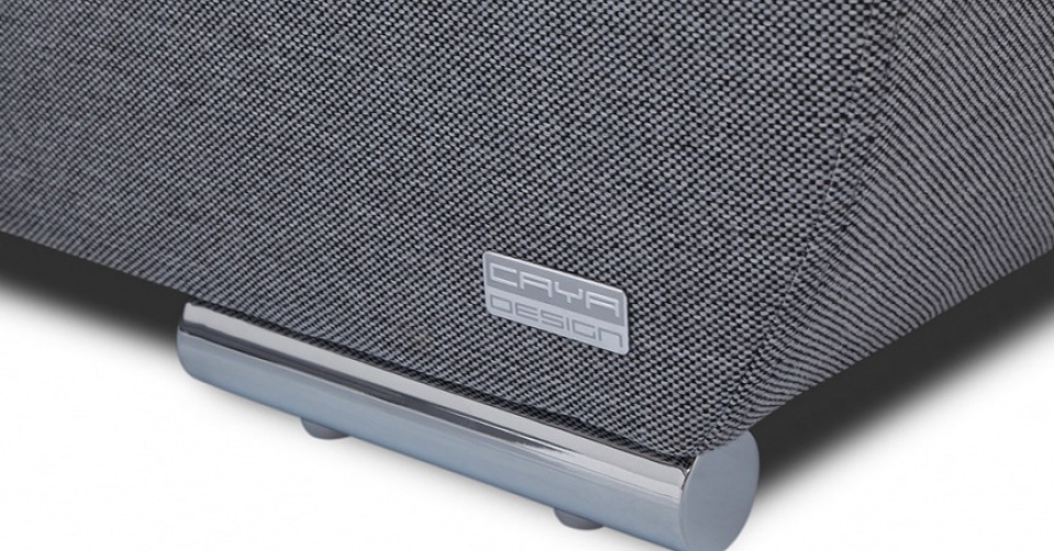 Chromowana noga dodaje elegancji kolekcji.