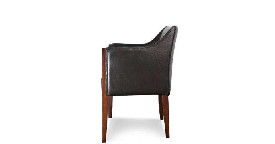 Fotel na wysokich drewnianych nogach jest bardzo lekki i finezyjny.